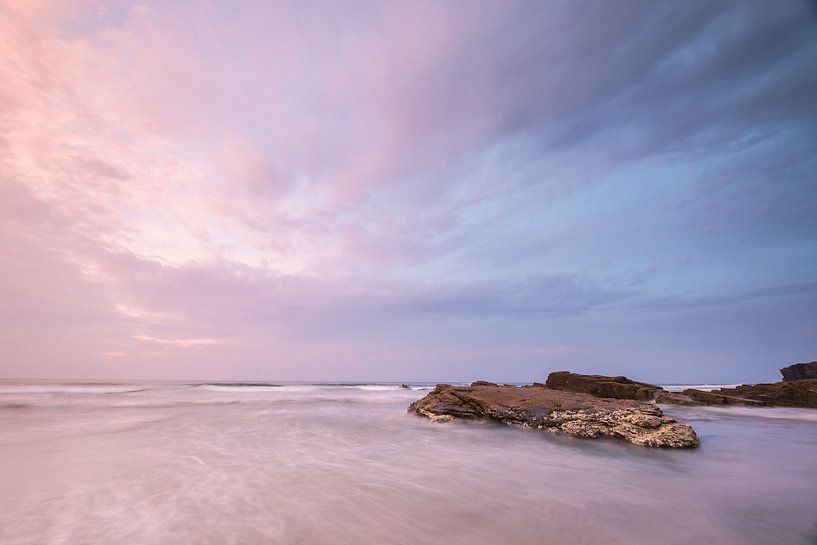 Zonsondergang Playa de Catedrales Ribadeo Spanje van Peter Haastrecht, van