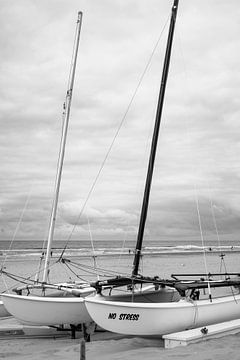 Segelboote am Strand. Noordwijk. 2 von Alie Ekkelenkamp