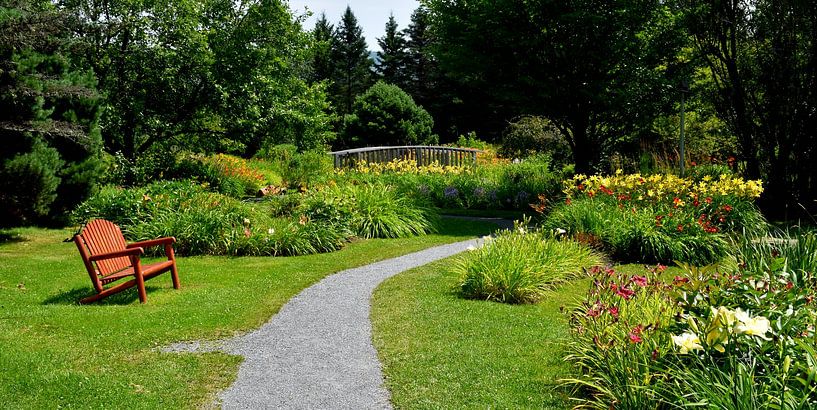 Ein Weg im Garten im Sommer von Claude Laprise