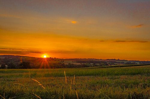 Zons ondergang-opkomst in de  heuvels