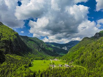 Logar-vallei in de Kamnik Savinja Alpen in de lente