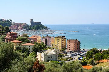 Lerici mit Hafen und Schloss, ein malerisches Dorf in Ligurien, Provinz La Spezia und Teil der itali von Maren Winter