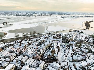 Luchtfoto van Hattem tijdens een koude winterochtend van Sjoerd van der Wal Fotografie