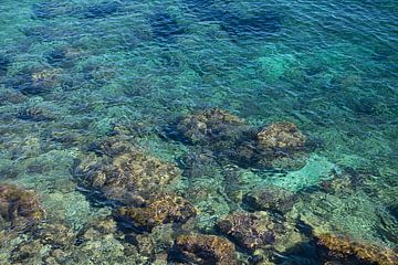 Blauw zeewater, rotsen en zachte golven 1 van Adriana Mueller