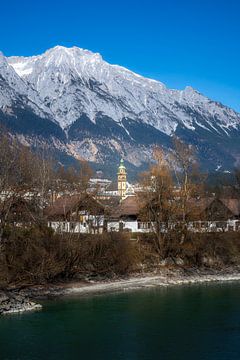 Hall in Tirol aan de voet van het Karwendelgebergte van ManfredFotos