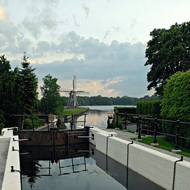 Molen 'De Helper' (vanaf de sluis Nijveensterkolk)