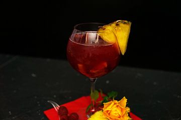 Gin cocktail met frambozen en ananas. van Babetts Bildergalerie