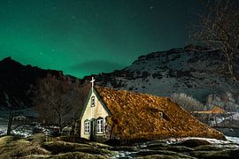 More ART In Nature - Aurora Borealis Hofskirkja Iceland van Martin Boshuisen - More ART In Nature
