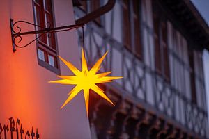 Weihnachtsstern und Fachwerkhaus