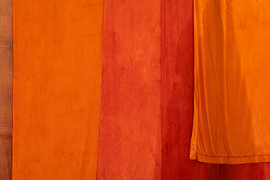 Farbenfrohe orangefarbene Tücher von Patricia Hofmeester
