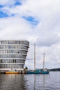 Blick über den Fluss Warnow auf die Hansestadt Rostock