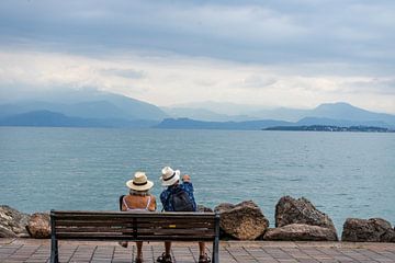 Oud echtpaar op de pier aan het Gardameer