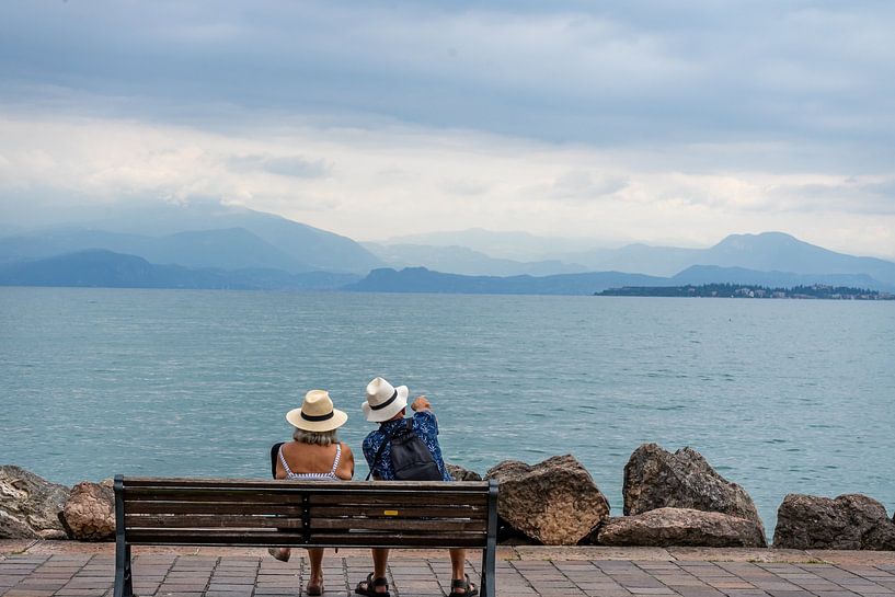Altes Ehepaar am Pier am Gardasee von Animaflora PicsStock