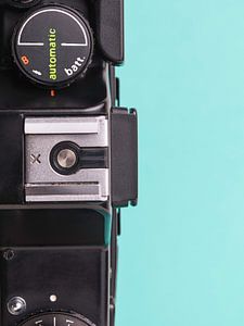 Close up van vintage 'Praktica' camera op blauw / groene achtergrond. van Iris Koopmans