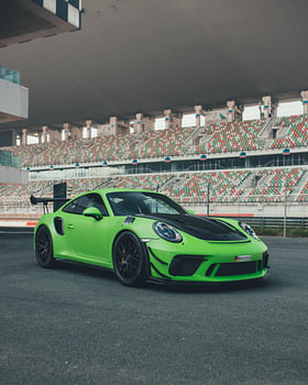 Een Porsche 911 GT3 RS in de kleur Lizard Green op het circuit