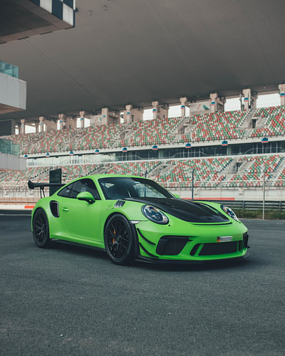 Een Porsche 911 GT3 RS in de kleur Lizard Green op het circuit van Mohit Hambiria