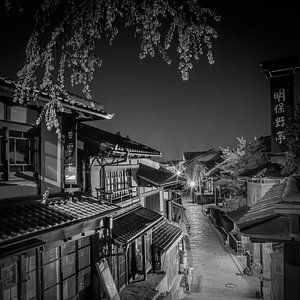 Sannen-zaka du soir dans le Kyoto historique - Monochrome