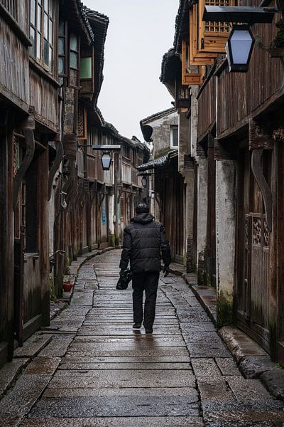 Ein Mann spaziert in der alten Stadt Wuzhen von Anges van der Logt