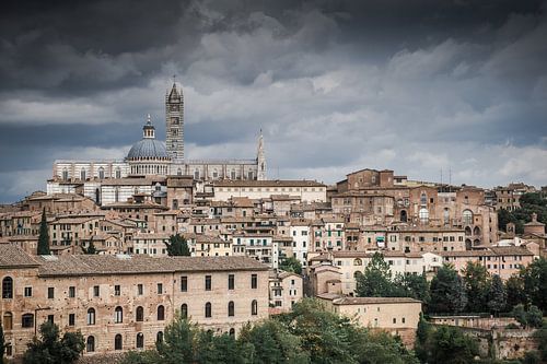 Dunkle Wolken über Siena