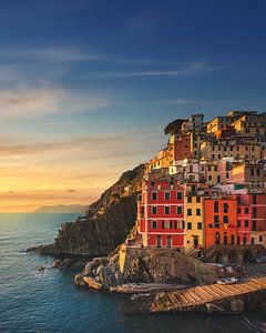 Sonnenuntergang in Riomaggiore. Cinque Terre Meereslandschaft, Ligurien, Italien
