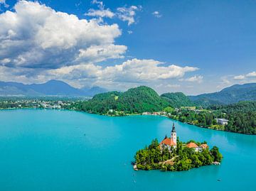 Het meer van Bled met het eiland Bled in Slovenië tijdens de lente