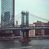 Journée d'automne avec le bleu froid du pont de Manhattan sur Mick van Hesteren