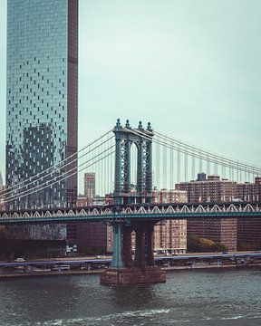 Herfstige dag met de koelblauwe Manhattan Bridge van Mick van Hesteren
