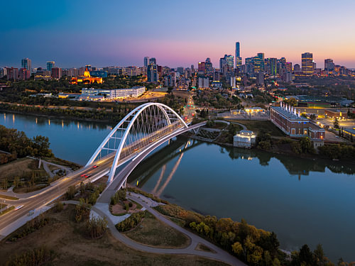 Edmonton erwacht am North Saskatchewan River