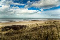 Aan het strand stil en verlaten