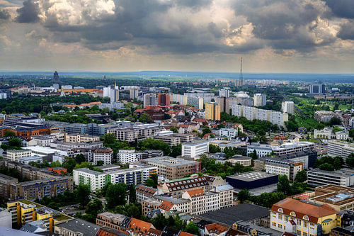 Stadsgezicht van Leipzig onder dramatische wolken