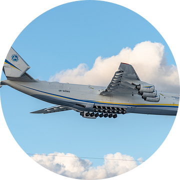 De imposante Antonov AN-225 toen ze vloog. van Jaap van den Berg
