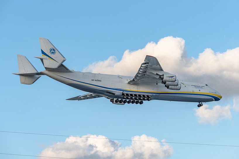 Imposante Antonov 225 vrachtvliegtuig. van Jaap van den Berg
