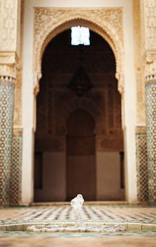 Madrassa in Marokko van Louise van Gend