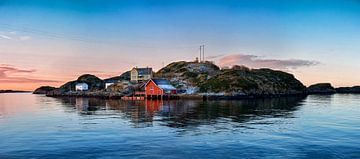Het vissersdorp Morsundet op Harøya, Noorwegen van qtx