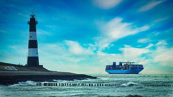 Phare et cargo