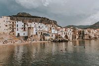 Uitzicht op de stad en het water van Cefalu, Sicilië Italië