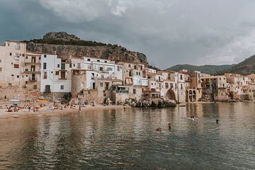 Uitzicht op de stad en het water van Cefalu, Sicilië Italië van Manon Visser
