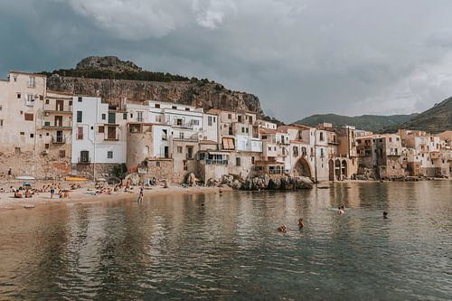 Blick auf die Stadt und das Wasser von Cefalu, Sizilien Italien