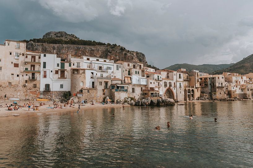 Vue de la ville et de l'eau de Cefalu, Sicile Italie par Manon Visser