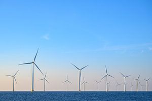 Windturbinen in einem Offshore-Windpark bei Sonnenuntergang