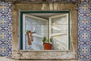 Waslijn voor raam met Portugese tegeltjes sur Michèle Huge
