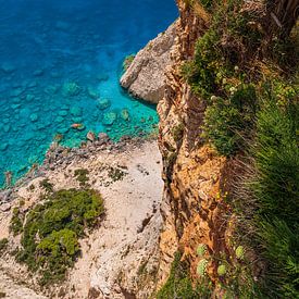 Vue depuis les falaises sur la Méditerranée cristalline et d'un bleu profond sur Frank Kuschmierz