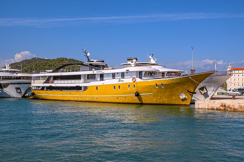 Kroatië : Uitzicht op de haven van Split van Photoart-Naegele