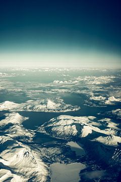 Luchtfoto van de besneeuwde bergen in Noord-Noorwegen van Sjoerd van der Wal