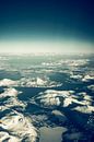Blick aus der Luft über die schneebedeckten Berge in Nordnorwegen von Sjoerd van der Wal Fotografie Miniaturansicht