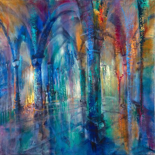 La salle à colonnes baignée d'une lumière bleue sur Annette Schmucker
