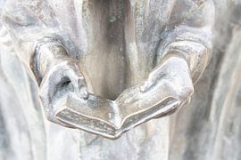 Handen met boek in detail