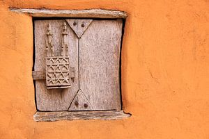 Afrikaans houten luik kunstwerk in de muur