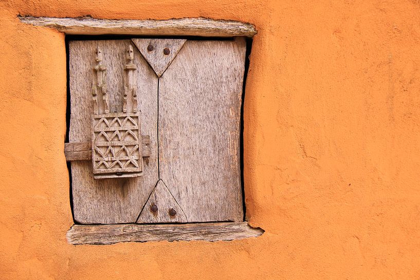 Afrikaans houten luik kunstwerk in de muur van Bobsphotography