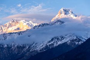 Die Berge Nepals am Abend von Mickéle Godderis